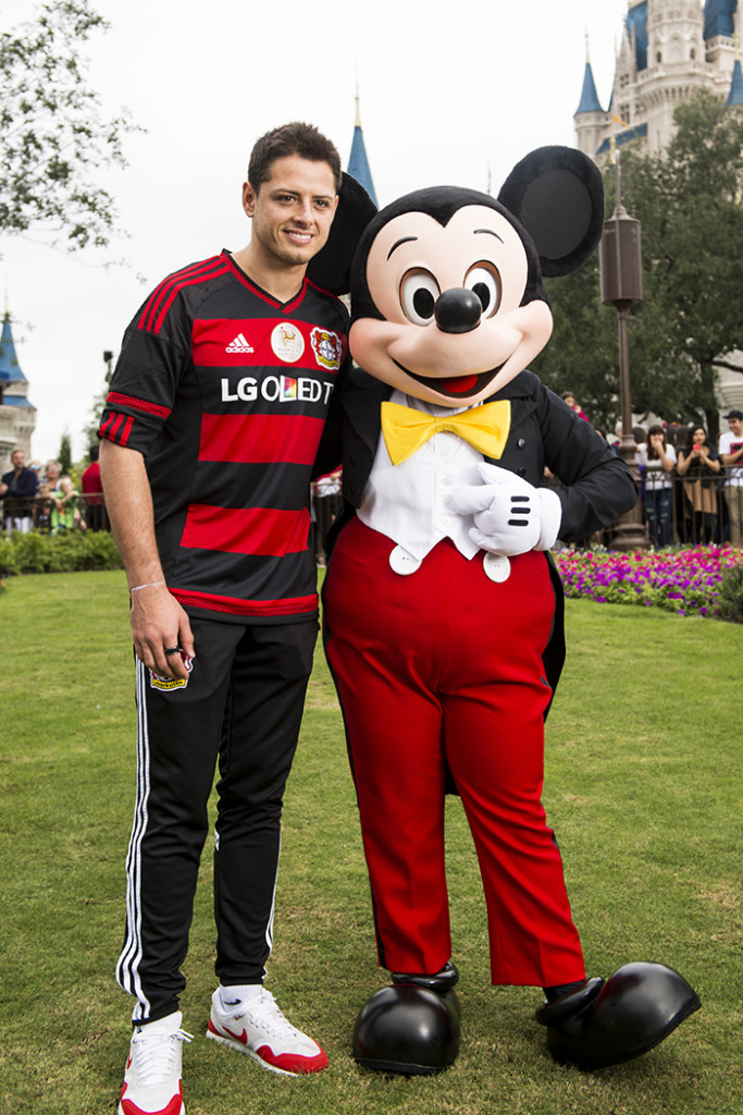 disneyland-chicharito-theshowbizlive